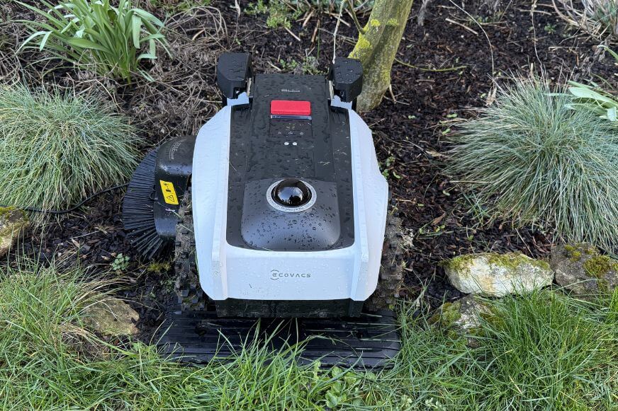 ECOVACS GOAT O1200 LiDAR PRO Mähroboter und Ladestation im Überblick. Lieferumfang mit TruEdge Trimmereinheit und Station